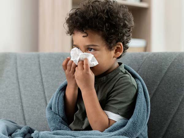 criança com resfriado ou gripe